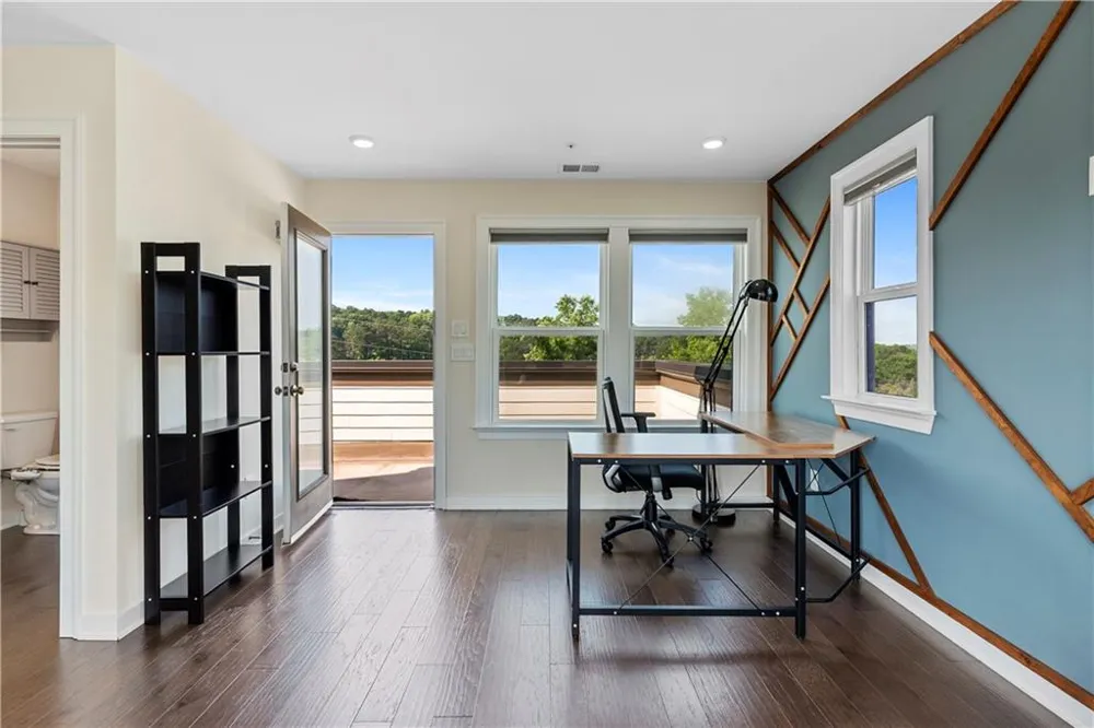 2076 Holtz Lane Atlanta, GA 30318