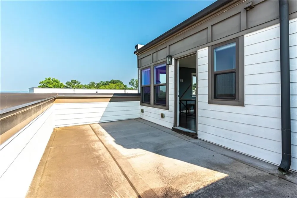 2076 Holtz Lane Atlanta, GA 30318