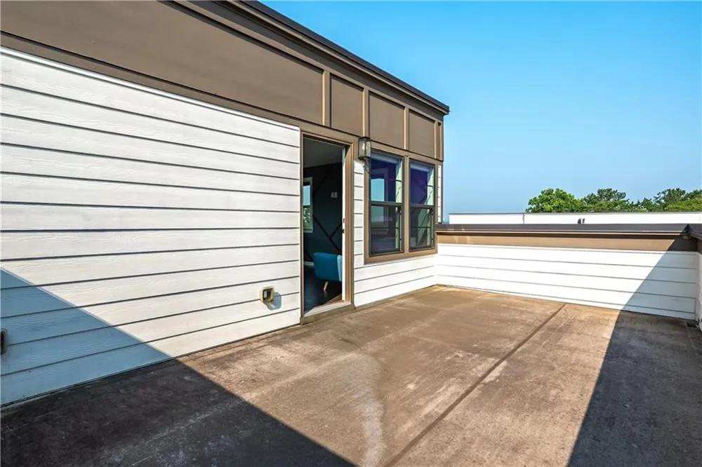 2076 Holtz Lane Atlanta, GA 30318