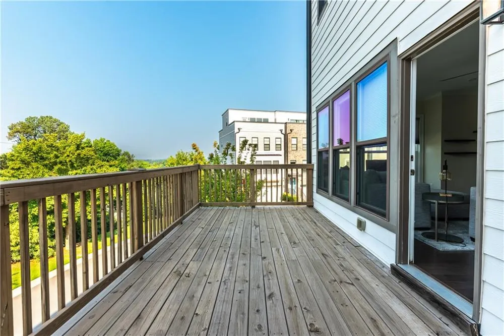 2076 Holtz Lane Atlanta, GA 30318