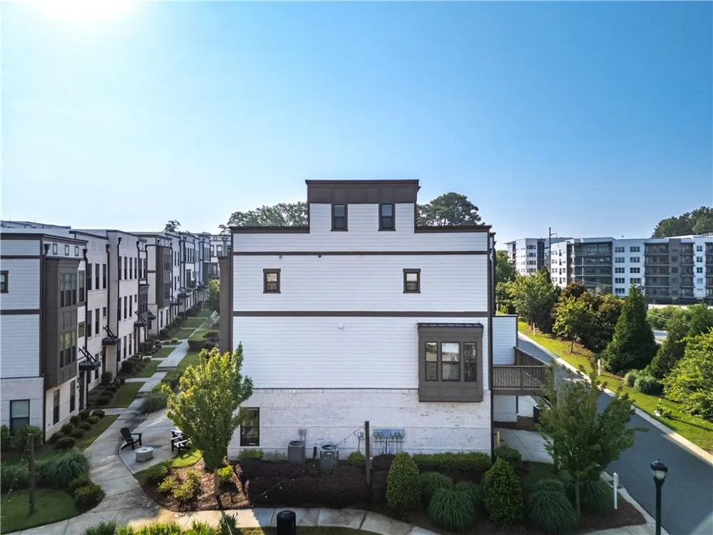 2076 Holtz Lane Atlanta, GA 30318