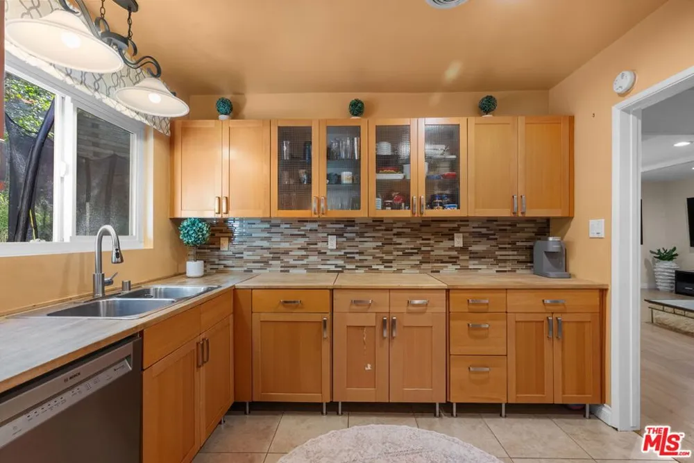 4300 Pampas Road Woodland Hills, CA 91364