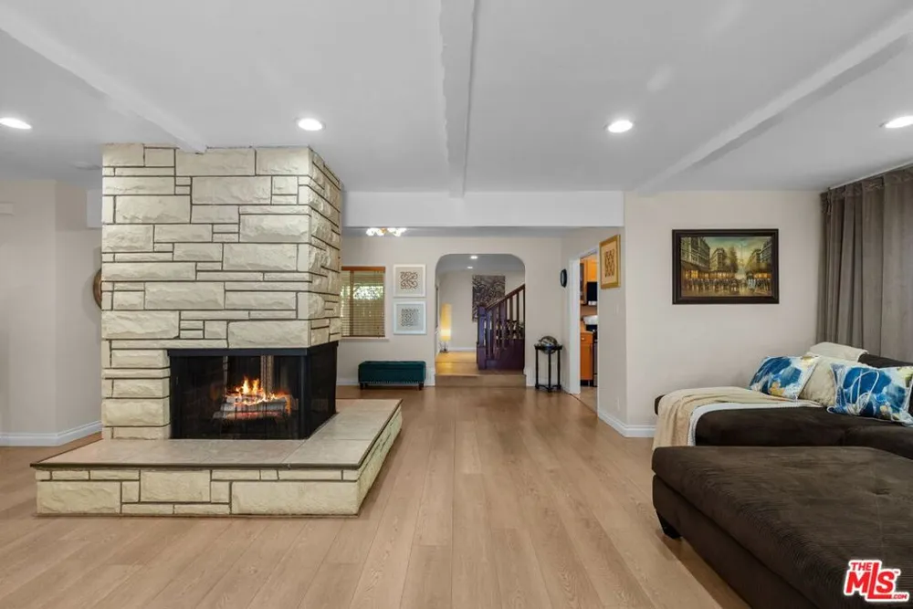 4300 Pampas Road Woodland Hills, CA 91364