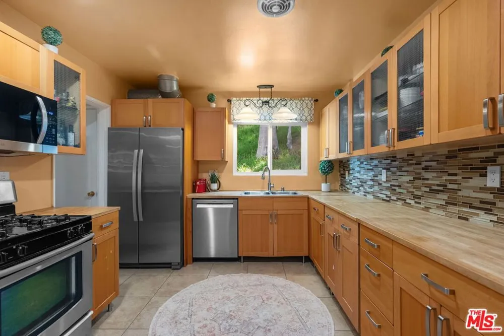 4300 Pampas Road Woodland Hills, CA 91364