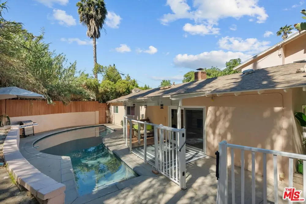 4300 Pampas Road Woodland Hills, CA 91364