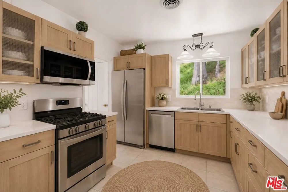 4300 Pampas Road Woodland Hills, CA 91364