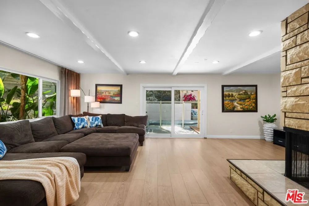 4300 Pampas Road Woodland Hills, CA 91364