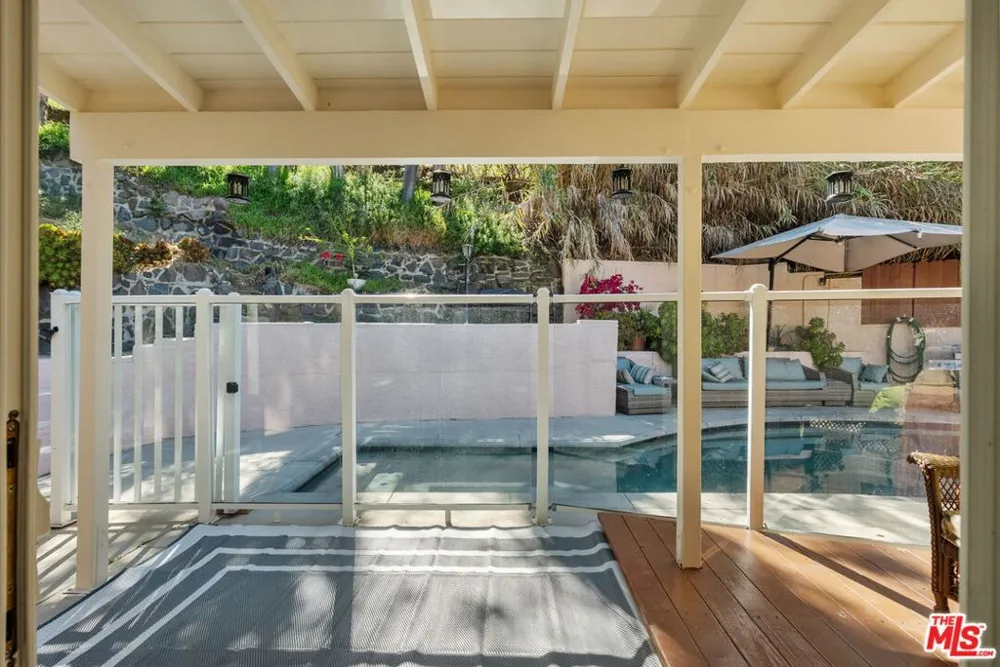 4300 Pampas Road Woodland Hills, CA 91364