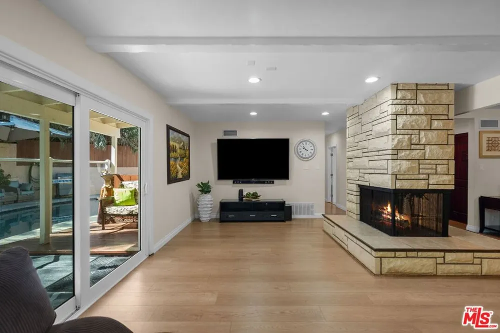 4300 Pampas Road Woodland Hills, CA 91364