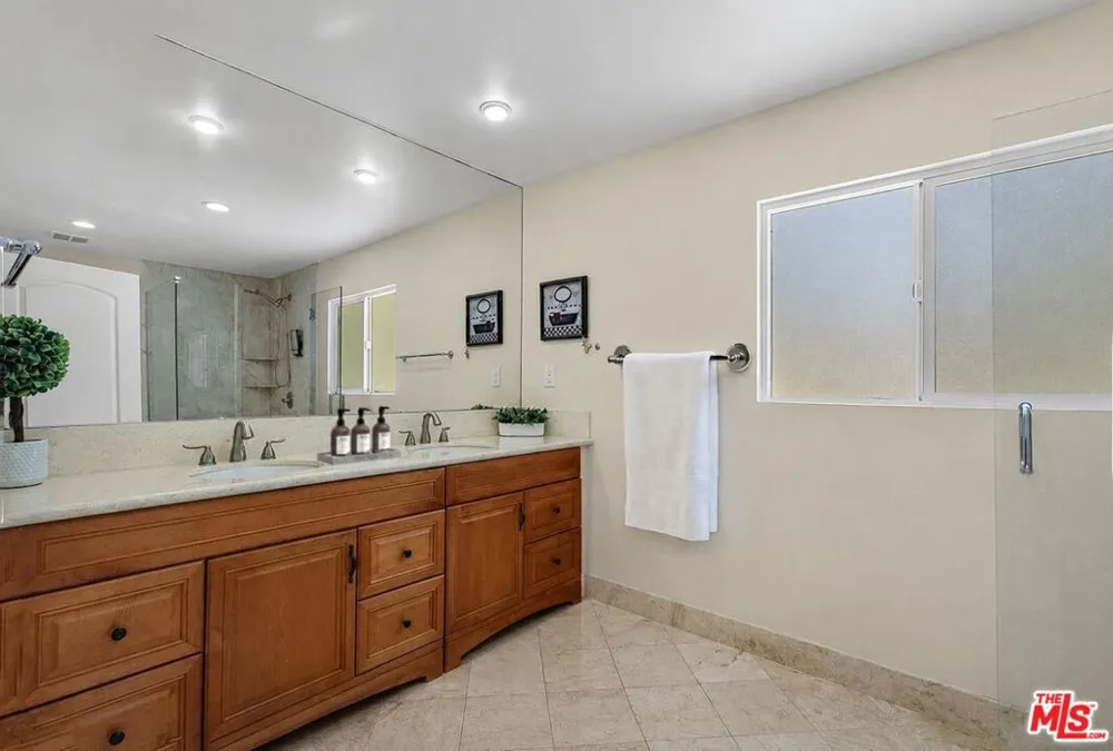 4300 Pampas Road Woodland Hills, CA 91364