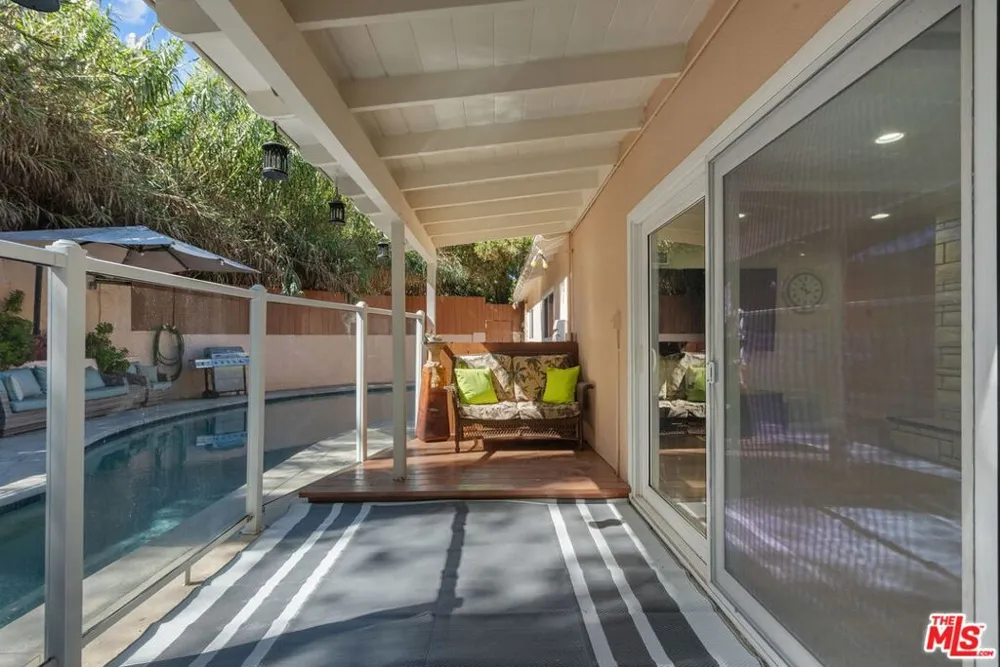 4300 Pampas Road Woodland Hills, CA 91364