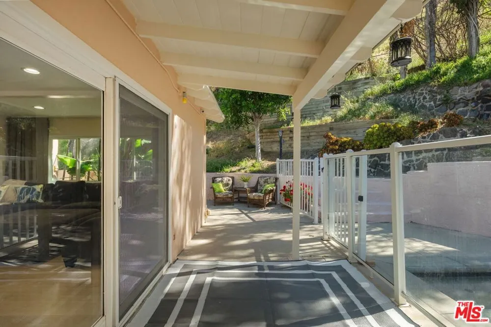 4300 Pampas Road Woodland Hills, CA 91364