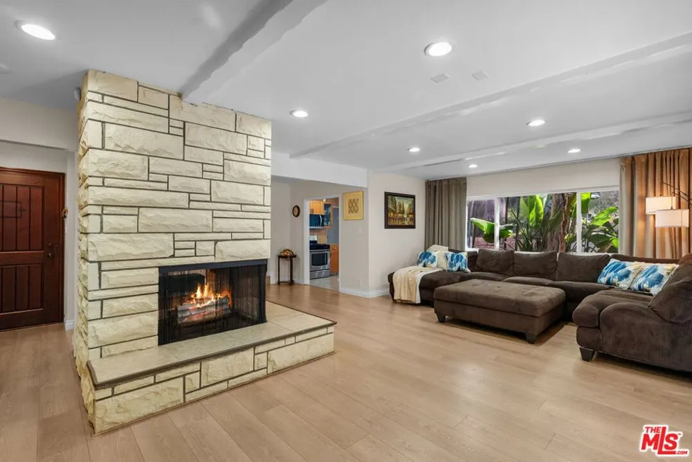 4300 Pampas Road Woodland Hills, CA 91364
