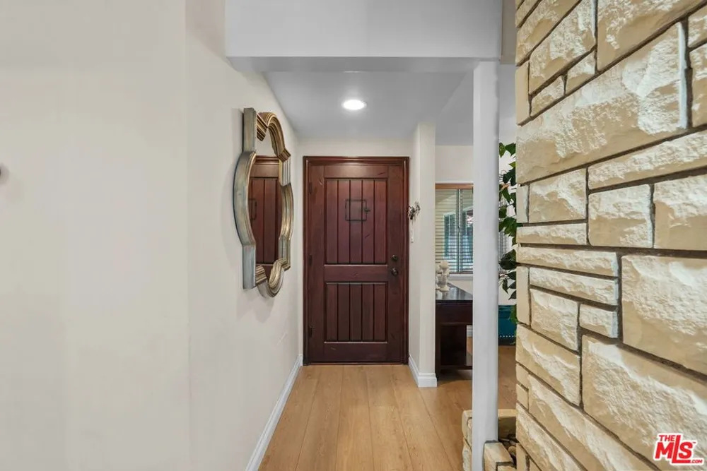 4300 Pampas Road Woodland Hills, CA 91364