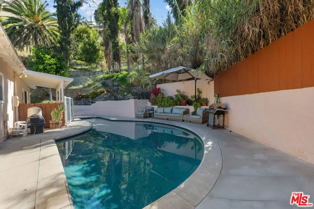 4300 Pampas Road Woodland Hills, CA 91364