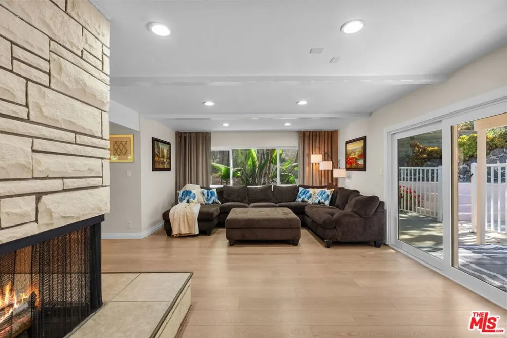 4300 Pampas Road Woodland Hills, CA 91364