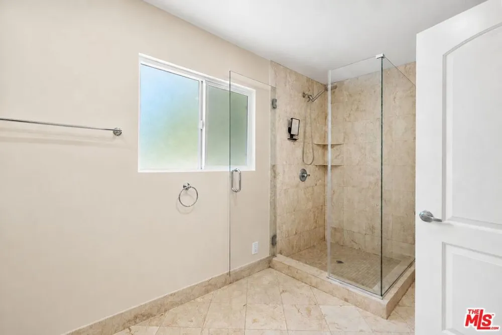 4300 Pampas Road Woodland Hills, CA 91364