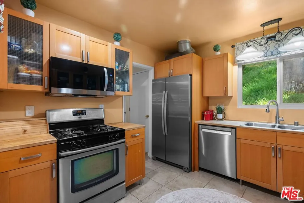 4300 Pampas Road Woodland Hills, CA 91364
