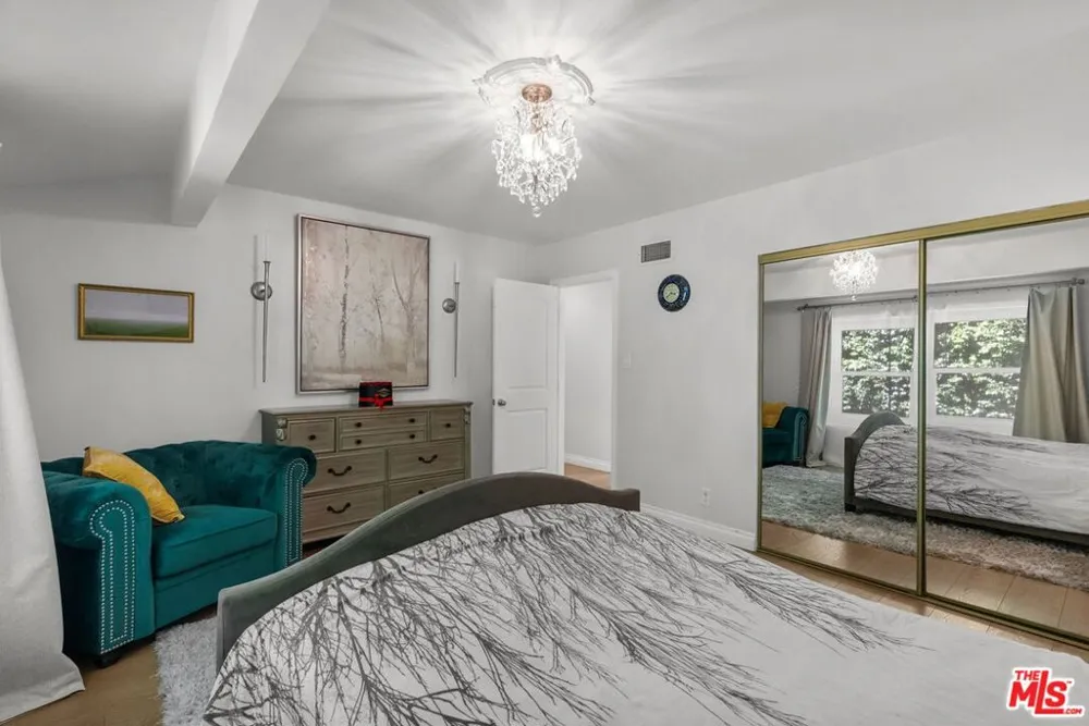 4300 Pampas Road Woodland Hills, CA 91364