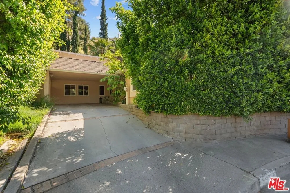 4300 Pampas Road Woodland Hills, CA 91364