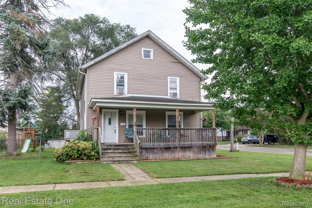 821 Dearborn Street Howell City, MI 48843