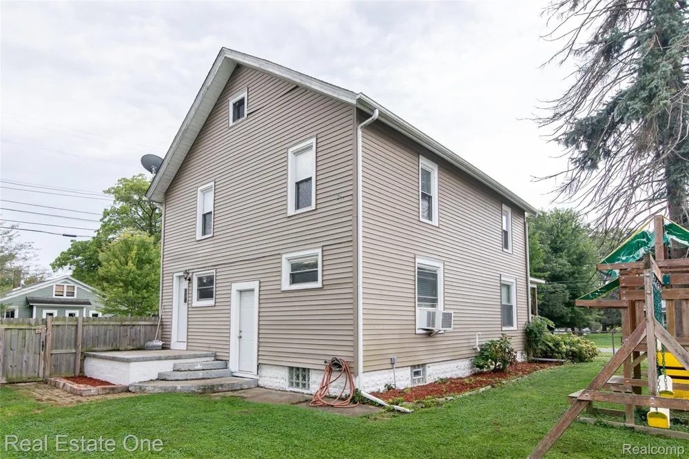 821 Dearborn Street Howell City, MI 48843