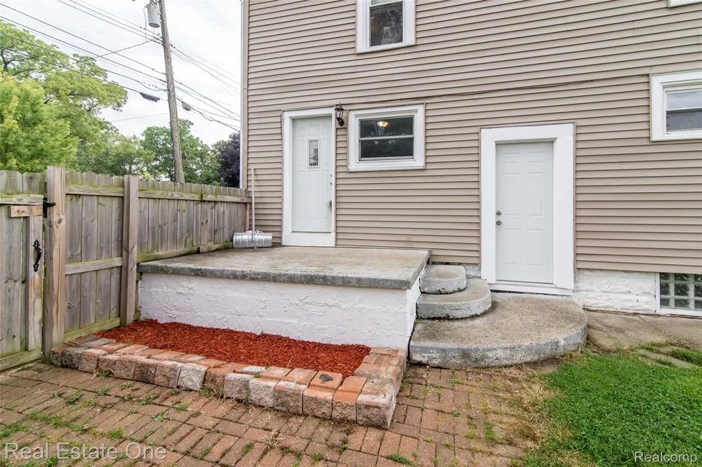 821 Dearborn Street Howell City, MI 48843