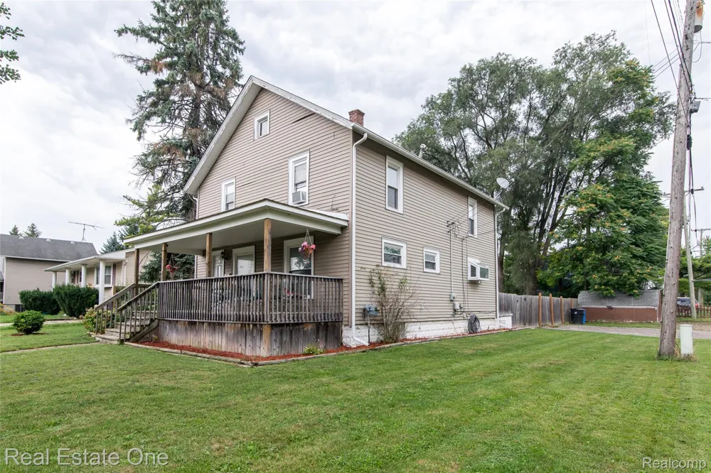 821 Dearborn Street Howell City, MI 48843