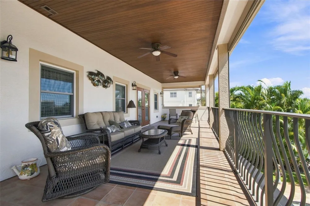 11220 8TH STREET E Treasure Island, FL 33706