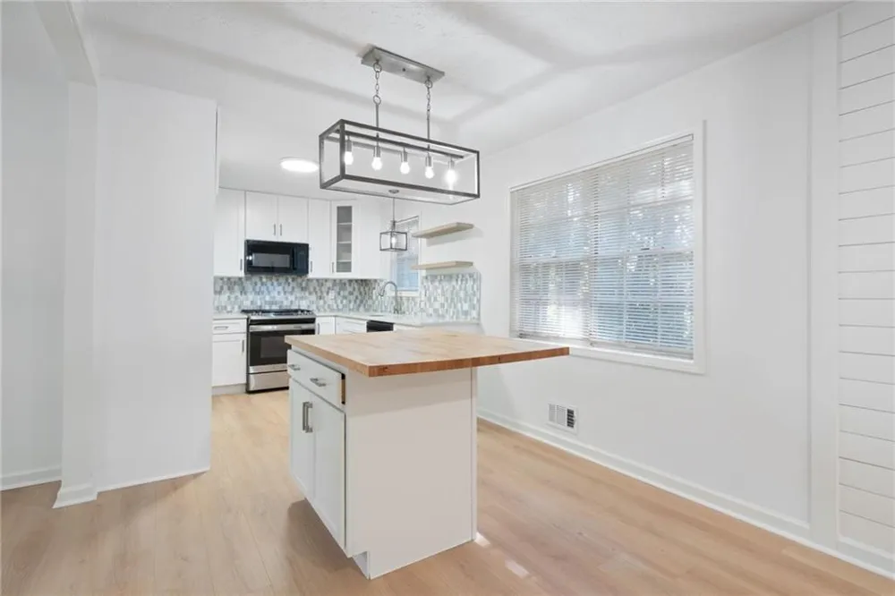 920 Kings Court Woodstock, GA 30189