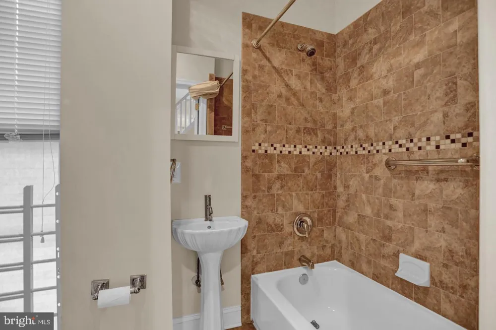 404 E LORRAINE AVENUE Baltimore, MD 21218