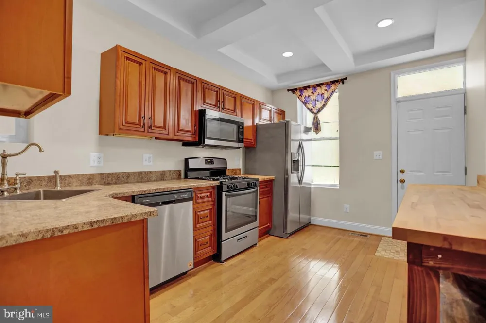 404 E LORRAINE AVENUE Baltimore, MD 21218
