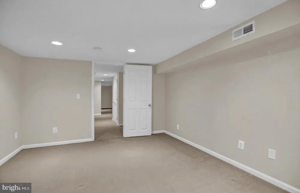 404 E LORRAINE AVENUE Baltimore, MD 21218