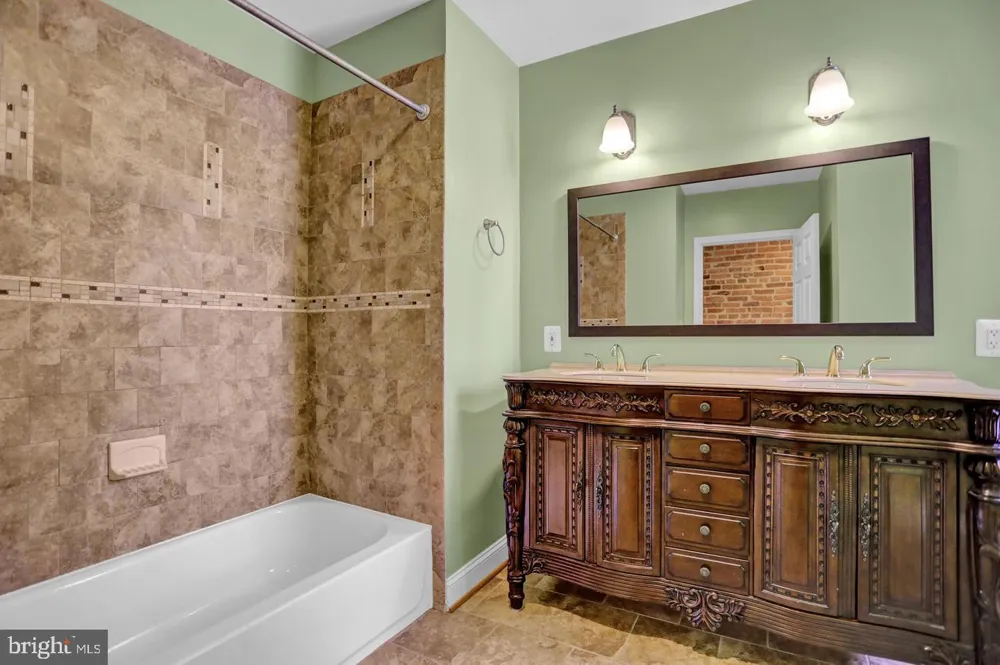 404 E LORRAINE AVENUE Baltimore, MD 21218