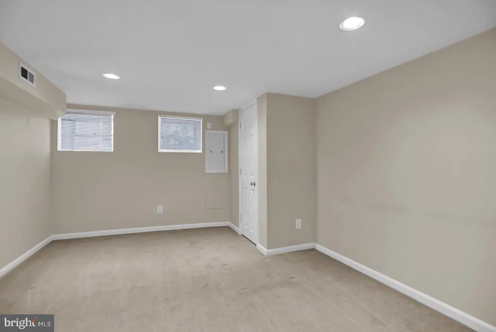 404 E LORRAINE AVENUE Baltimore, MD 21218