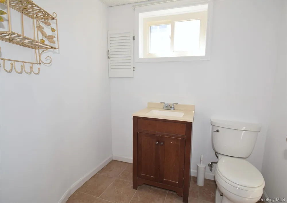 855 Surf Street Lindenhurst, NY 11757