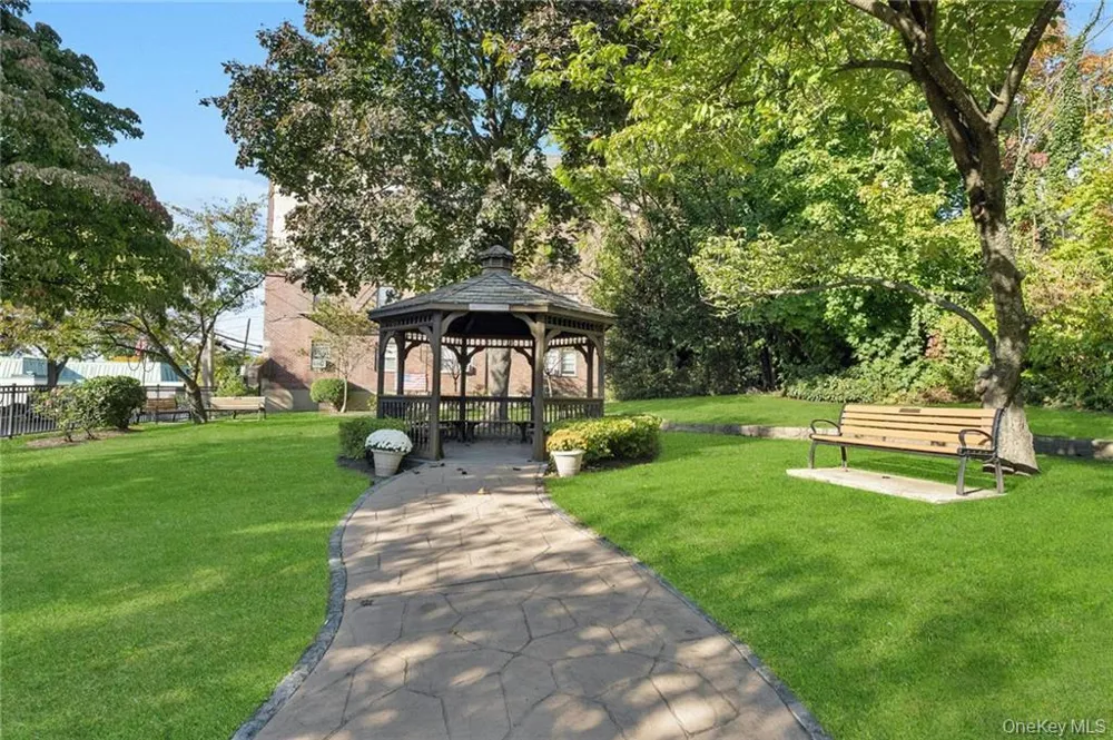 10 Oakridge Place #8D Eastchester, NY 10709