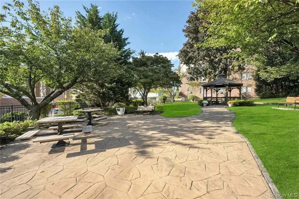 10 Oakridge Place #8D Eastchester, NY 10709