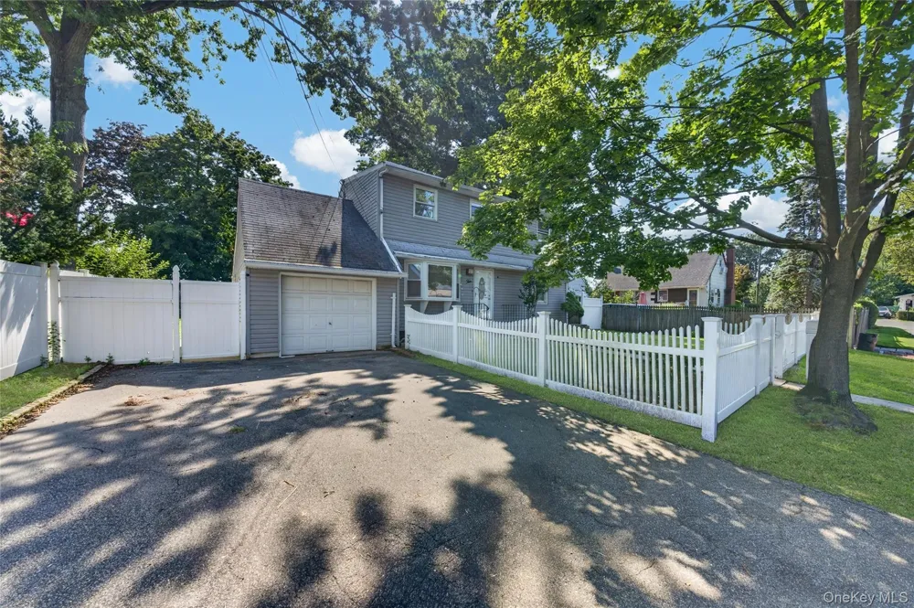 10 Field Place Huntington Station, NY 11746