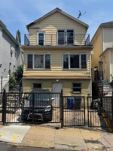 1914 Hennessy Place