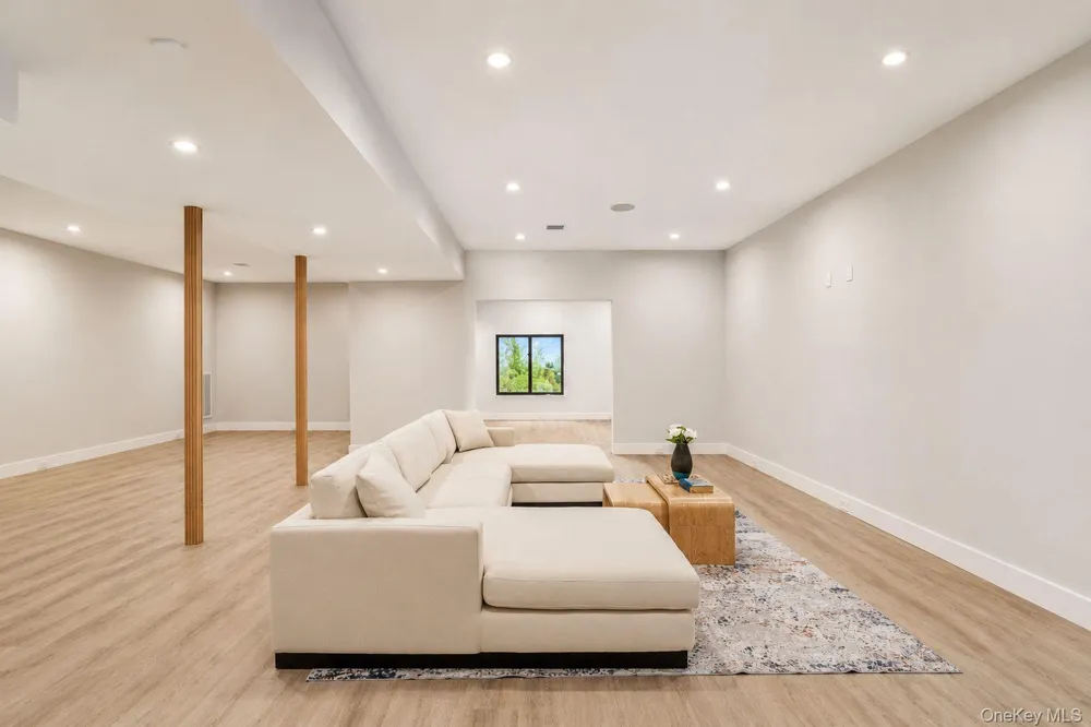 54 Rampasture Road East Hampton, NY 11946