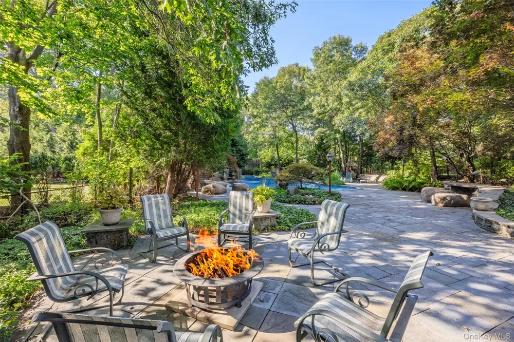 10 Redbridge Court East Setauket, NY 11733