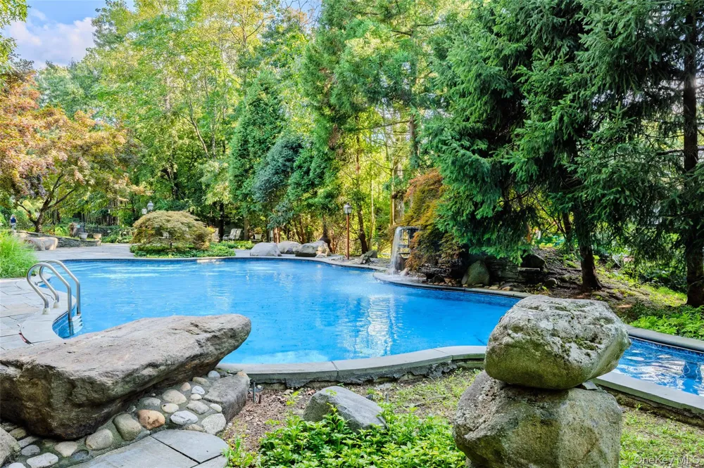 10 Redbridge Court East Setauket, NY 11733