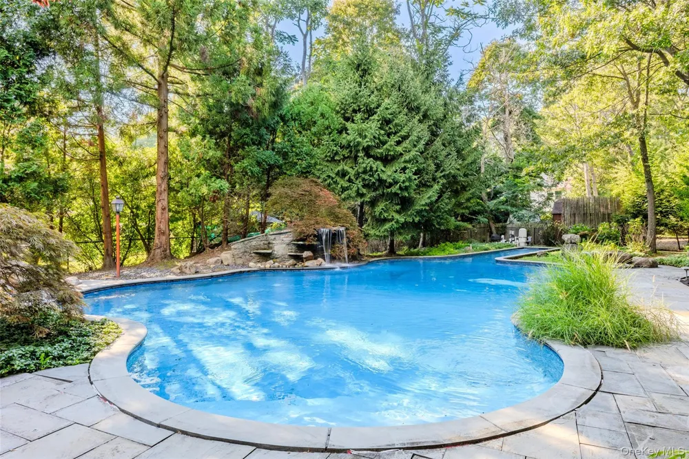 10 Redbridge Court East Setauket, NY 11733