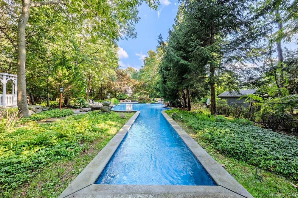 10 Redbridge Court East Setauket, NY 11733