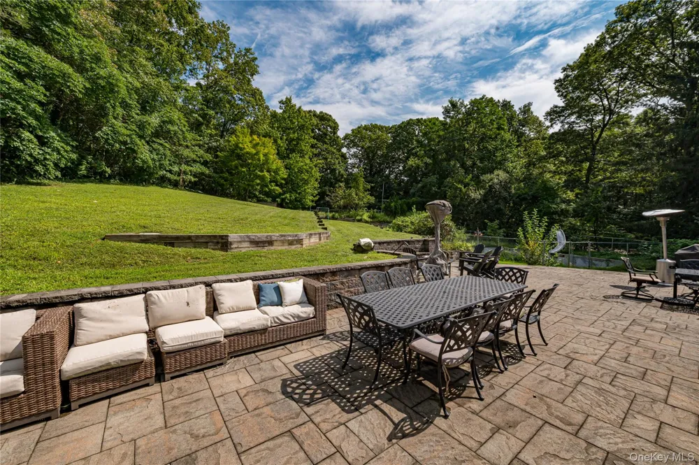 37 Buckingham Drive Dix Hills, NY 11746