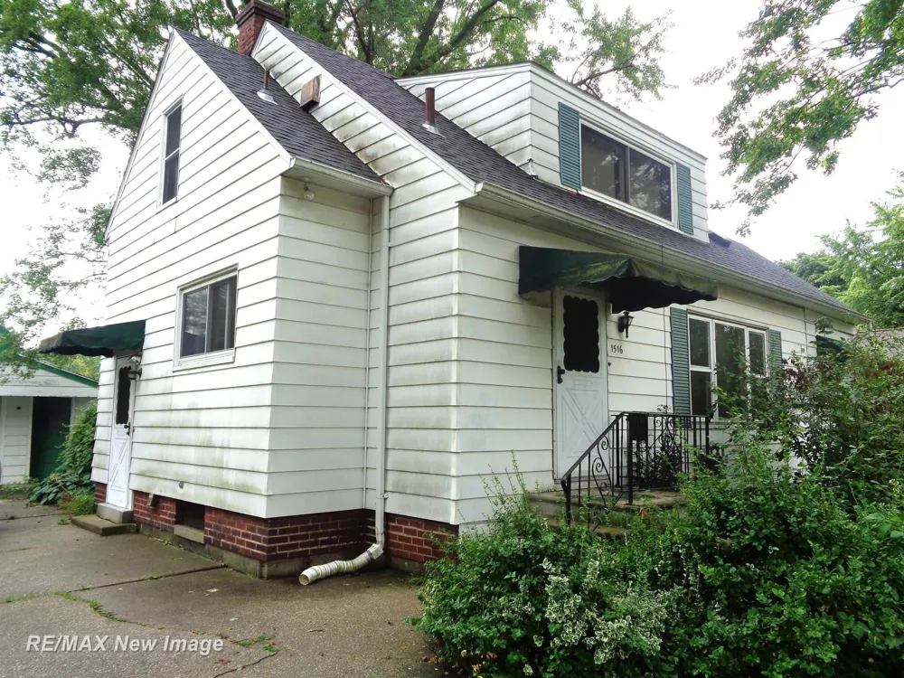 1516 Bay Street Saginaw City, MI 48602
