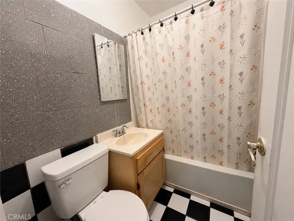 7833 Crocker Los Angeles, CA 90003
