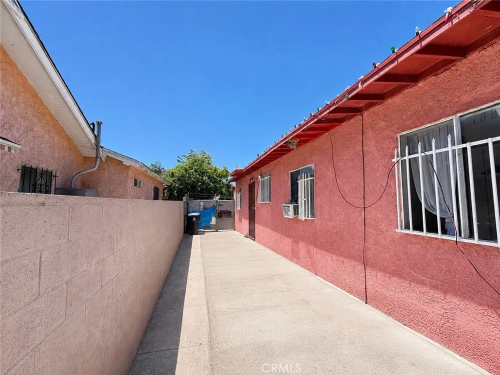 7833 Crocker Los Angeles, CA 90003