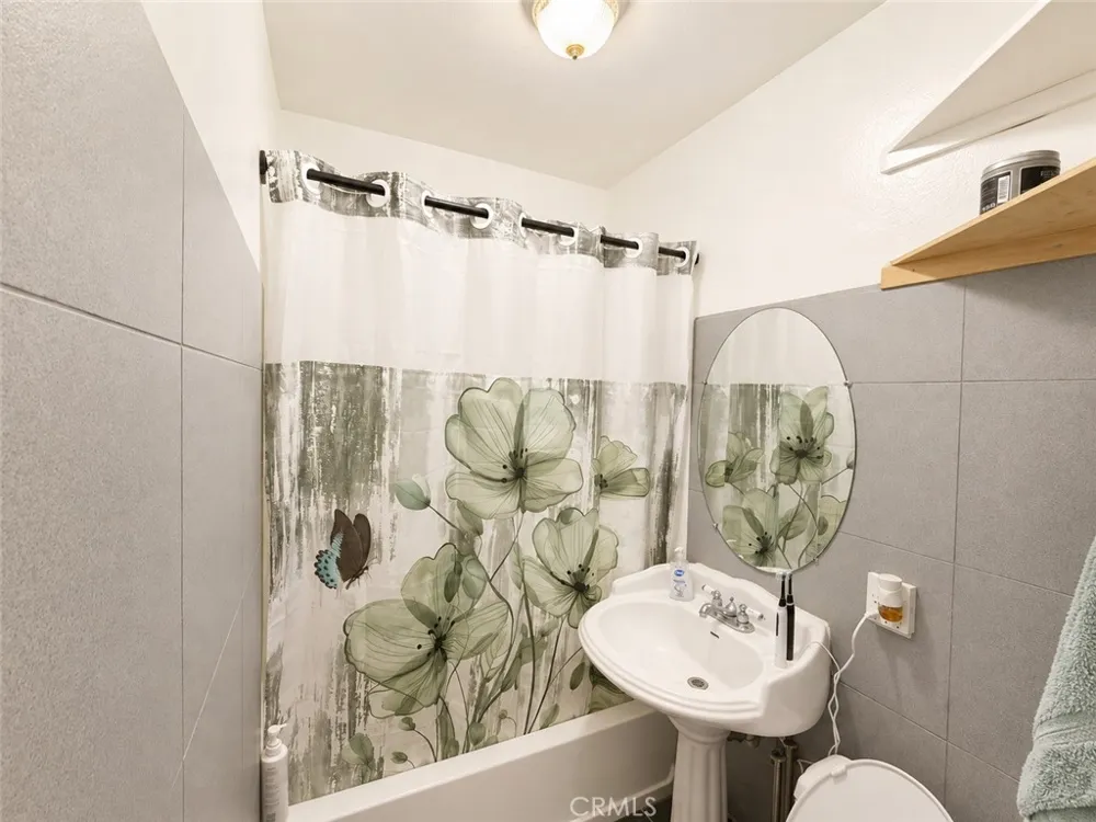 7833 Crocker Los Angeles, CA 90003
